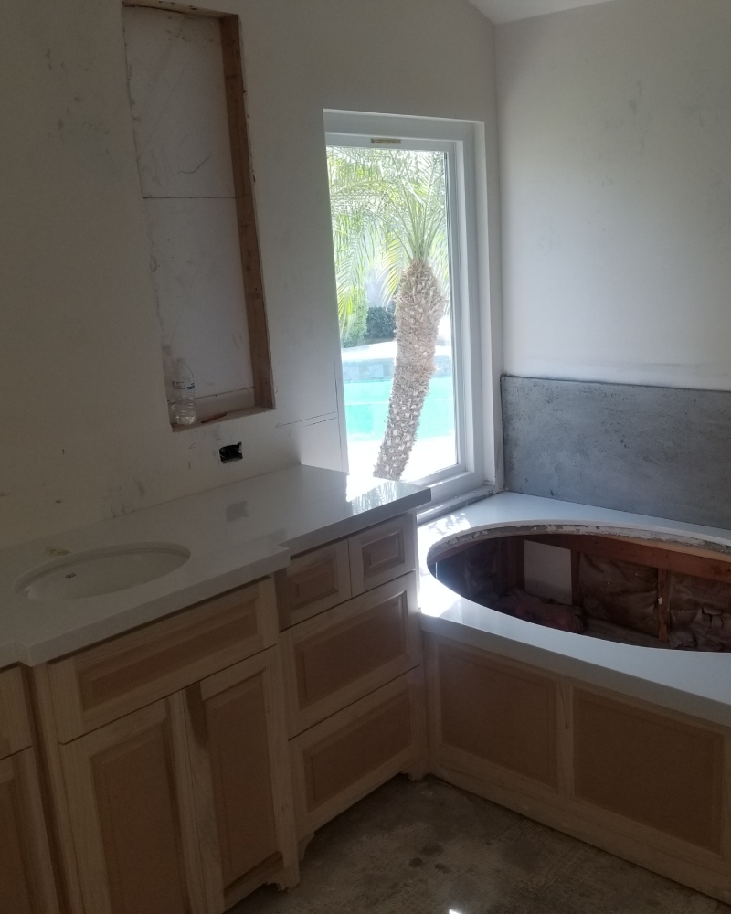 Stain-resistant porcelain for showers and baths